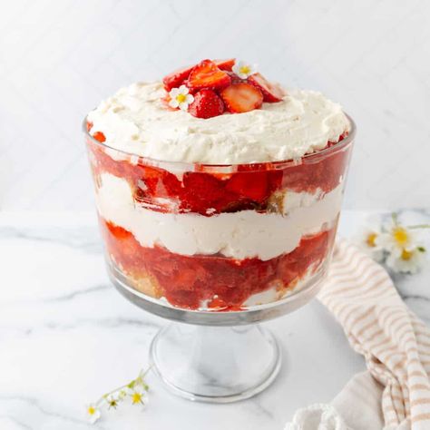 Strawberry Trifle With Angel Food Cake Trifle With Angel Food Cake, Small Batch Strawberry Jam, Berries Cheesecake, Peach Banana Smoothie, Strawberry Cream Cheese Pie, Easy Strawberry Jam, Banana Smoothie Healthy, Strawberry Trifle, Peach Smoothie