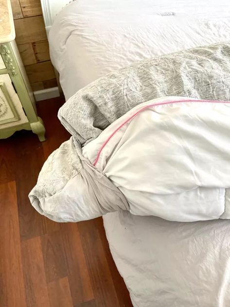 Duvet How To Put On, How To Duvet Insert, Easy Duvet Cover Change, Duvet Hacks Comforter, Easy Way To Put On Duvet Cover, How To Insert A Duvet Cover, How To Put A Comforter In A Duvet Cover, How To Duvet Cover Tutorials, How To Insert Duvet Into Cover