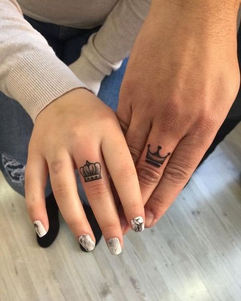 Crown Finger Tattoo, Crown Tattoo Men, Ring Finger Tattoo, Ring Tattoo Designs, Wedding Band Tattoo, Tattoo Wedding, Ring Tattoo, Tato Jari, Tattoos Infinity