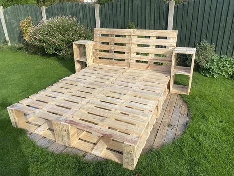 Bed With Side Tables, Crate Bed Frame, Palette Bed, Diy Bed Frame Easy, Wood Pallet Bed Frame, Pallet Bed Frame Diy, Pallet Room, Wooden Pallet Beds, Wood Pallet Beds