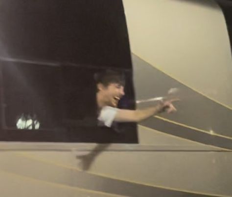 HL Daily on Twitter: "📸| More of Louis being smiley out of his tour bus window tonight! via h_sin__… " Class Clown Aesthetic, Clown Aesthetic, Bus Window, Class Clown, Let It Die, Red Lily, Tour Bus, Louis Williams, Aesthetic Boy