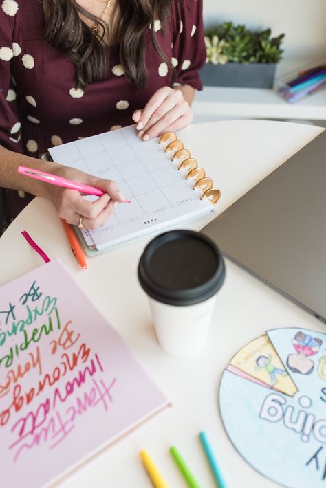 Teacher In Classroom Photography, Teacher Branding Photoshoot, Teachers Photoshoot, Education Photoshoot, Teacher Photoshoot Ideas, Tutor Aesthetic, Teacher Branding, Teacher Photoshoot, Teacher Pics