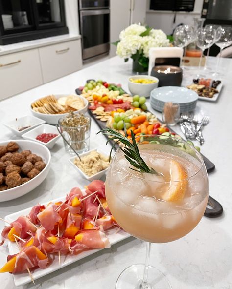 Hosting Girls Night In At Home, Girls Night Food Appetizers, Girls Night In Snacks, Fall Girls Night In, Girls Night Food Ideas, Hosting Girls Night, Girls Night Food, Girls Night Appetizers, Girls Night Snacks