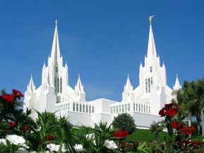 templo mormón Wedding Capsule, San Diego Temple, Lds Temple Pictures, Mormon Temples, Temple Gardens, Temple Pictures, Mormon Temple, Lds Temple, Temple Wedding