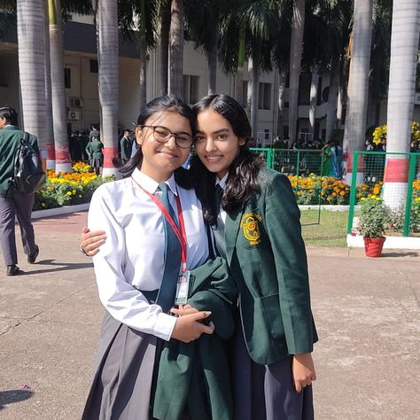 school aesthetic, schoollife, farewell Dps School Aesthetic, Indian School Students, Indian School Uniform, Dps School, Shoujo Aesthetic, Senior Szn, Golden Blouse, College Uniform, Insta Dp