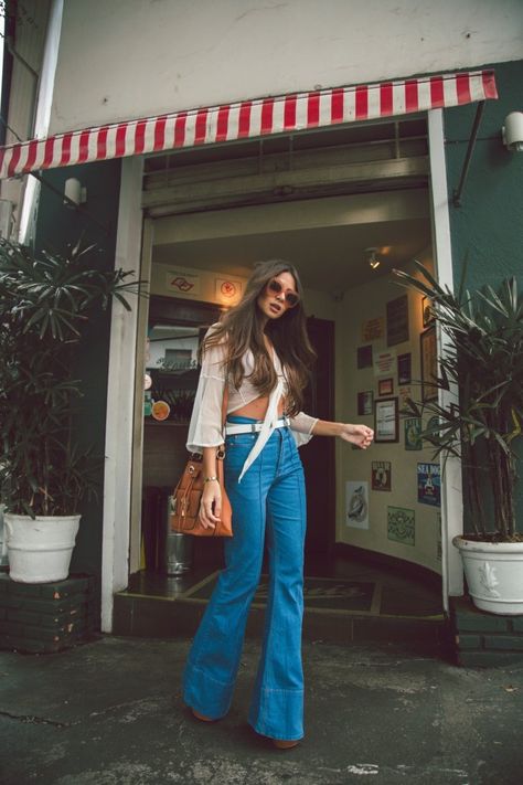 Roupas anos 70: moda, fotos de looks e ideias para festa à fantasia 70 Style Outfits 70s Fashion, 70 Style Outfits, 60's Outfits, Look Hippie Chic, 70s Inspired Outfits, 70 Outfits, Moda Hippie, Fashion Decades, 70 Fashion