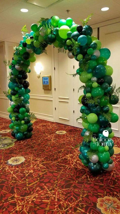 Decoration Communion, Jurassic Park Birthday Party, Dinosaur Birthday Theme, Jungle Theme Birthday Party, Jurassic Park Birthday, Balloons Galore, Jungle Thema, Jungle Theme Birthday, Dinosaur Themed Birthday Party