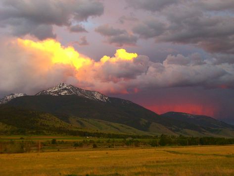 Paradise Valley Montana, Vacation Rentals By Owner, Paradise Valley, Country Scenes, Beautiful Sites, Beautiful Country, A Storm, Best Vacations, Have You Seen