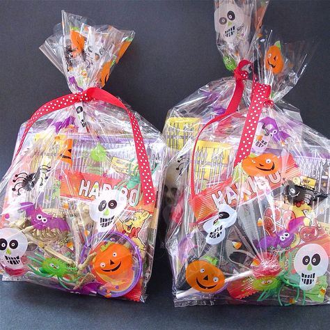 Loot bags idea Christmas Party Bags, Birthday Party Treat Bags, Christmas Classroom Treats, Halloween Party Bags, Birthday 24, Paper Party Bags, Halloween Goodie Bags, Christmas Treat Bags, Classroom Treats