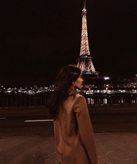 Paris Dream, Paris Vibes, Shotting Photo, Paris Jackson, Paris Aesthetic, Trik Fotografi, Dream Lifestyle, The Eiffel Tower, Brown Aesthetic