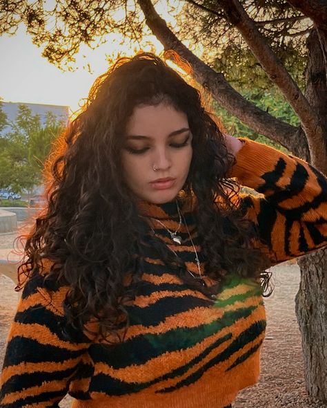 Chasing autumn leaves 🍁🍂 Glamour Leopard, Dark Features, October Autumn, Outfit For Fall, Autumn Family Photos, Big Curly Hair, Fall Tree, Autumn Actvities, Autumn Leaves Photography