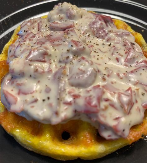 Creamed Chipped Beef on Chaffle - Cluttered Kitchen Keto Creamed Chipped Beef, Cheddar Recipes, Chaffle Recipes, Low Carb Maven, Chipped Beef, Keto Cookie Recipes, Iron Recipes, Keto Cream, Beef Gravy