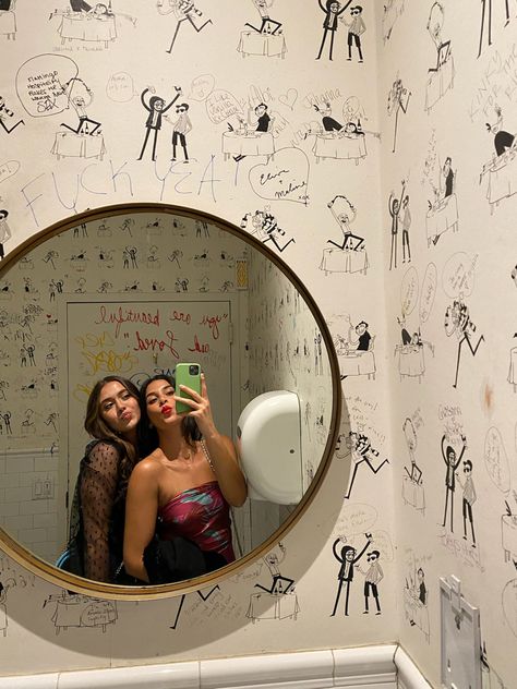 Selfie Worthy Bathrooms, Selfie Bathroom, Bestie Photoshoot, Bathroom Selfies, Bathroom Selfie, Restaurant Bathroom, Sisters Photoshoot, Public Bathrooms, Bar Mirror