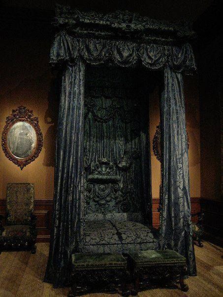 lit de Sorcière? Gothic Bed, Goth Houses, Gothic Interior, Gothic Bedroom, Victorian Bedroom, Gothic Furniture, Goth Home, Goth Home Decor, Dark Home