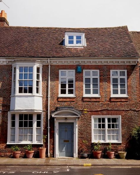 Inigo on Instagram: "#forsale Time Travel: a four-bedroom, Tudorbethan barn with a Georgian revival façade and a beautiful, rural garden in Henley-on-Thames.

Follow the link in our bio for the sales particulars.

Bell Street II, Henley-on-Thames, Oxfordshire

📷 @kristy_noble" Rural Garden, Georgian Revival, Pretty Houses, Henley On Thames, English Countryside, Pretty House, Time Travel, Bedroom, Travel