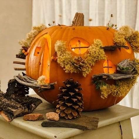 Fairy house pumpkin Jackolantern House, Cottage Pumpkin Carving, Pumpkin Fairy Garden, Pumpkin House Carving, Pumpkin Carving House, Fairy House Pumpkin, Pumpkin Houses, Fairy Pumpkin, Veselý Halloween