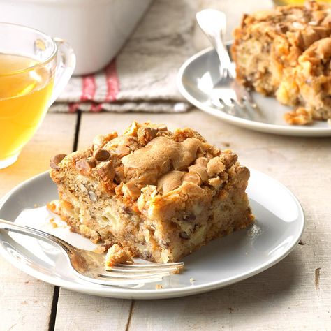 Butterscotch Apple Cake Recipe -"My family often requests this easy old-fashioned cake for get-togethers—especially in the fall," writes Beth Struble from Bryan, Ohio. Picnic Desserts, Irish Desserts, Easy Apple Cake, Apple Cake Recipe, Cake Mug, Vintage Baking, Gingerbread Recipe, Apple Cake Recipes, Butterscotch Chips