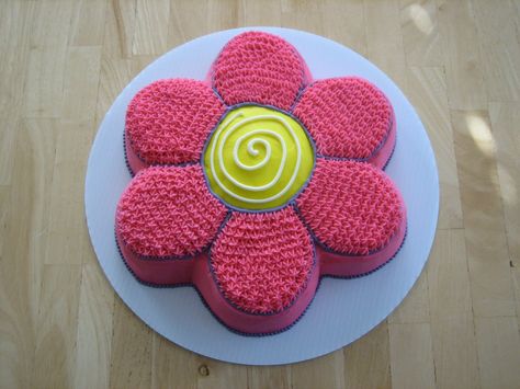 This is a great basic flower cake. The cool thing is doing the center with white made the center stand out very nicely. Daisy Shaped Cake, Flower Shaped Cake, Flower Shape Cake, Shaped Cake Pans, Food Shapes, Shaped Cake, Cake Shapes, Cake Delivery, Shapes For Kids