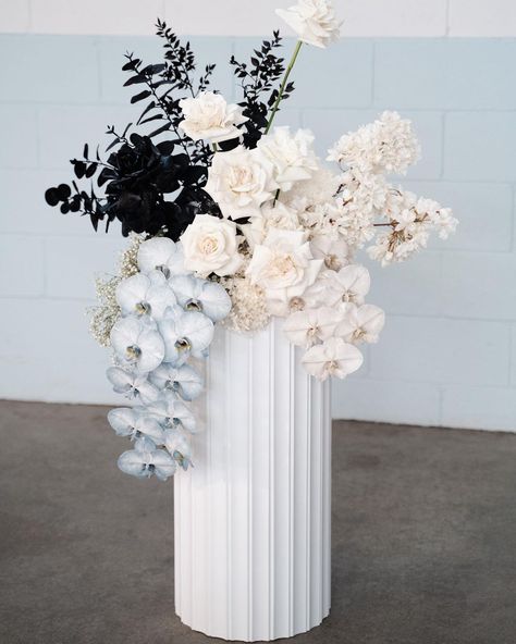 Sculptural Wedding Flowers, White Floral Pillars, Blue Floral Installation, Moss Wedding, White Flower Arrangements, White Wedding Theme, Wedding Ceremony Flowers, Wedding Dresses Beaded, Floral Backdrop