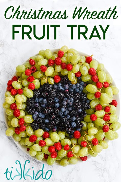 Christmas Wreath Fruit Tray Fruit For School Christmas Party, Christmas Breakfast Fruit Ideas, Holiday Fruit Tray Christmas, Christmas Fruit Trays, Christmas Tree Fruit Tray, Christmas Fruit Tray Ideas, Holiday Fruit Tray, Fruit Tray Christmas, Fruit Wreath Christmas