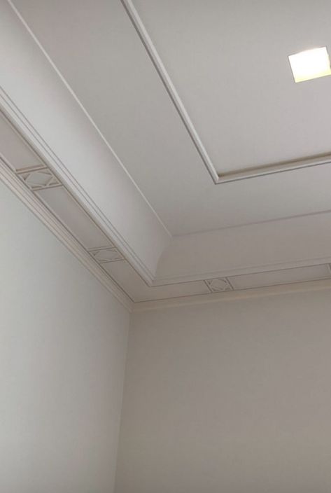 Cornice False Ceiling, French Classic Interior Design, Cove Ceiling, Drawing Room Ceiling Design, Pop Design For Roof, Molding Ceiling, Cornice Design, Ceiling Trim, Interior Ceiling Design