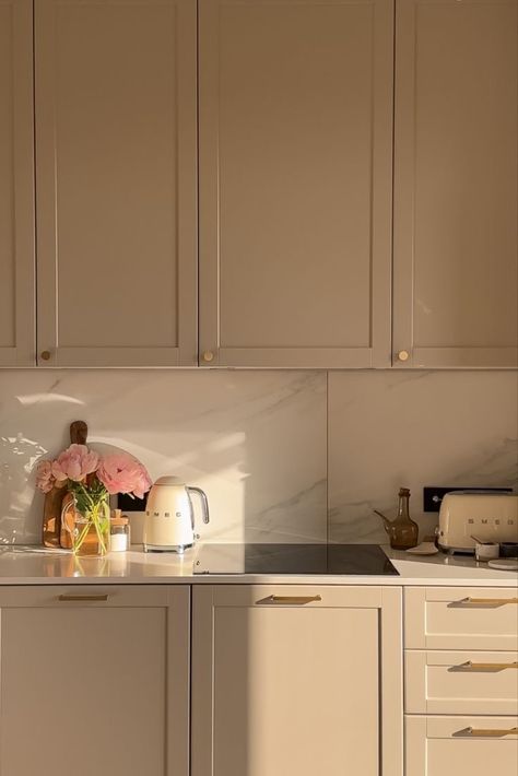 Cream Kitchen Inspiration, Beige Aesthetic Kitchen, Smeg Kitchen Ideas Inspiration, Smeg Kitchen Ideas, Idea Kitchen Design, Smeg Aesthetic, Aesthetic Peonies, Zara Home Kitchen, Home Photo Ideas