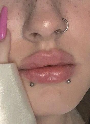 Tounge Piercing Y2k, Tongue Web Piercing Aesthetic, Snake Eyes Tongue Piercing Jewelry, Grunge Lip Piercing, Face Piercings Aesthetic Grunge, Snake Bite Piercing, Lip Piercing Jewelry, Mouth Piercings, Piercings Ideas