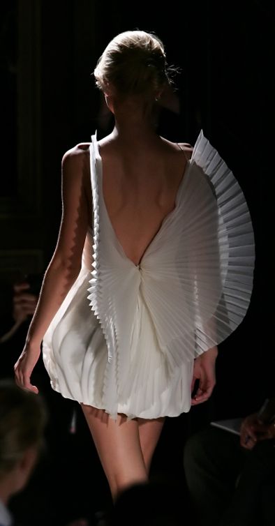 angel wings / balmain 2007 Christophe Decarnin, Architectural Fashion, Jessica Stam, Fashion 90s, 파티 드레스, Mode Inspiration, Fashion Details, Runway Fashion, Royals