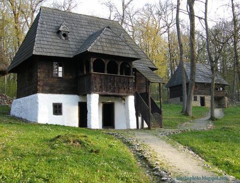 Romania traditional romanian houses rural romanian people . Old Country Houses, Visit Romania, Rural Architecture, Rural House, Traditional Houses, Village House Design, Cabin In The Woods, Traditional Architecture, Village Houses