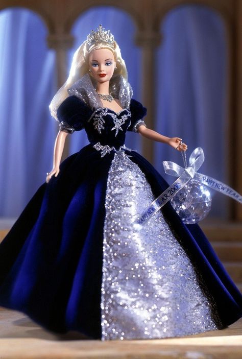 Princess Barbie Dolls, Happy Holidays Barbie, Barbie 2000, Barbie Images, Barbie Gowns, Holiday Barbie, Beautiful Barbie Dolls, Barbie Princess, Vintage Barbie Dolls