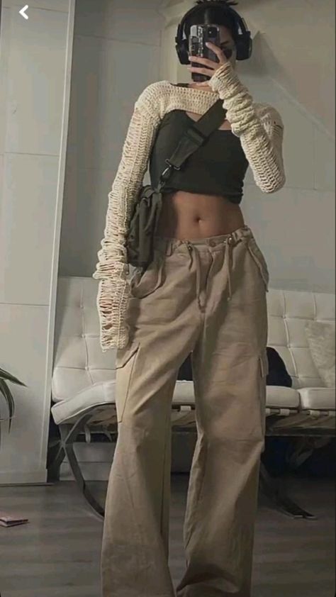 Fashion Inspo Outfits Aesthetic, Brown Arm Warmers Outfit, Arm Warmer Outfits Aesthetic, Y2k Arm Warmers Outfit, Cool Outfits Y2k, Crop Top And Cargo Pants Outfit, K Outfits Fashion, Y2 K Outfit, Styling Arm Warmers