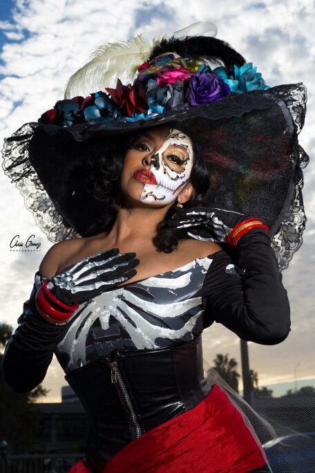 Dia de Los Muertos with Sharon Escamilla aka Pinup Little Bit. Makeup by Kahlovera. Photo by Chris Gomez. Headpiece and Wardrobe styling by Loretta Vampz Dia De Los Muertos Hat Ideas, Dia De Los Muertos Headpiece Ideas, Catrina Costume, Low Rider Girls, Wardrobe Styling, Cartoon Costumes, Sugar Skull Makeup, Skeleton Costume, Face Painting Halloween