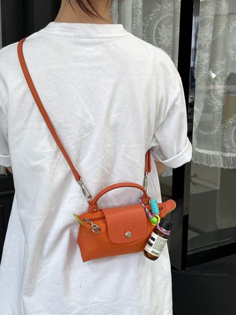 Wearing a white T is very matching with it.This color is really like carrot!! I add a strap for it sothat can be carried on. Dumpling Bag Outfit, Longchamp Leather Bag, Longchamp Mini Bag, Longchamp Le Pliage Mini, Longchamp Mini, Ny Outfits, Online Consultation, Longchamp Bag, Dumpling Bag