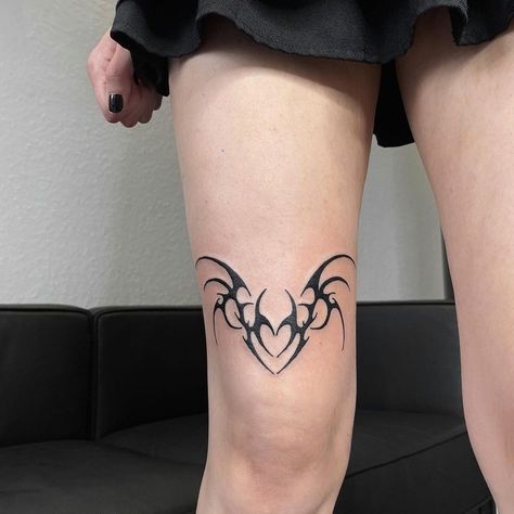 Goth Leg Tattoo Ideas, Upper Back Leg Tattoos Women, Knee Tattoo Ideas Female, Tattoo Ideas Female Knee, Upper Knee Tattoo Women, Upper Knee Tattoo, Upper Leg Tattoos, Leg Tattoo Ideas, Lower Leg Tattoos