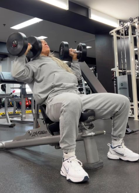 Oversized Workout Outfit, Sweatpants Gym Outfit Women, Sweatpants Workout Outfit, Oversized Gym Outfits For Women, Gym Oversize Outfit, Baggy Gym Outfits For Women, Oversized Gym Outfit, Baggy Workout Outfits, Gray Sweats Outfit