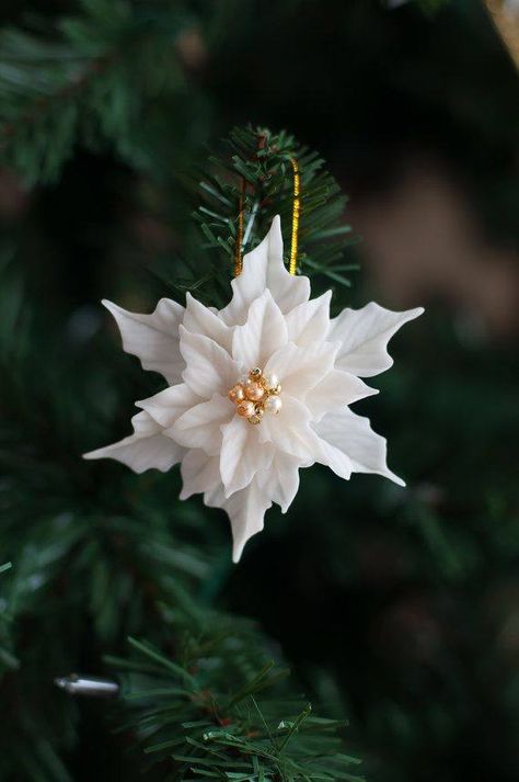 Diy Christmas Candy, White Poinsettia, Clay Christmas Decorations, Make Paper Flowers, Cute Paper, Felt Christmas Decorations, Polymer Clay Christmas, How To Make Paper Flowers, Make Paper