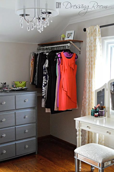 How to Store Clothes When You Don't Have a Closet Clothing Rack Bedroom, Teenage Room Decor, Small Bedroom Organization, Dressing Design, Small Bedroom Storage, Small Space Bedroom, Hanging Ideas, Small Closets, Ideas Para Organizar