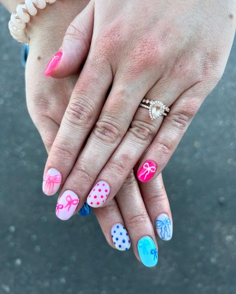 gender reveal nails for my bestie 🩷🩵🩷🩵 Crossing my fingers it’s a girl 🤞🏻 • • • #genderrevealnails💙💗 #luminarynailsystems #dndpolish #bownailart #nailart #nails #colorfulnails💅 Cute Gender Reveal Nails, Gender Reveal Nails Ideas Short, Baby Gender Reveal Nails, Gender Nails, Gender Reveal Nails Ideas, Reveal Nails, Baby Nail Art, Gender Reveal Nails, Baby Shower Nails