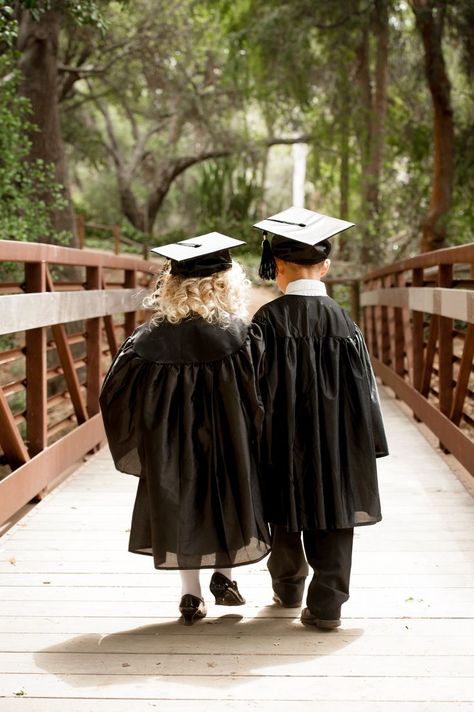 Preschool Grad Photo Ideas, Tk Graduation Pictures, Cap And Gown Kindergarten Pictures, Pre K Cap And Gown Pictures, Pre K Graduation Pictures Photo Ideas, Kindergarten Graduation Picture Ideas, Kindergarten Graduation Photoshoot, Kindergarten Graduation Ideas, Preschool Cap And Gown