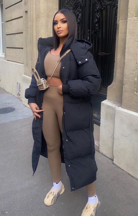 Yeezy Winter Outfit, Long Black Puffer Coat Outfit, Zara Drip Winter, Disneyland December, Black Puffer Coat Outfit, Long Puffer Coat Outfit, Trendy Cold Weather Outfits, Outfits Ideas Winter, Winter Outfits 2022