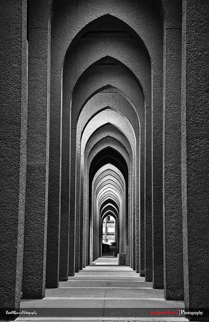 Je ziet hier herhaling en de afbeelding heeft een centrale compositie Shape Photography, Line Photography, Peisaj Urban, Pattern Photography, Foto Transfer, Perspective Photography, Elements And Principles, Principles Of Art, Black And White Photograph