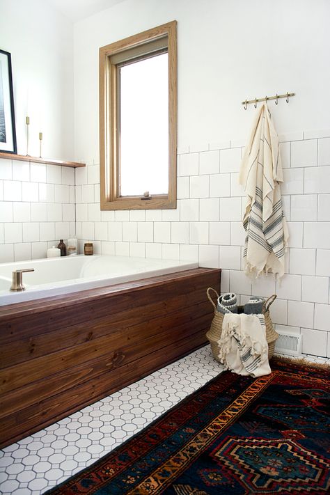 A bathtub gets wood planking for a modern rustic look Modern Vintage Bathroom, Farmhouse Bathroom Design, Vintage Bathroom Decor, Modern Farmhouse Bathroom, Vintage Bathrooms, Bath Room, Vintage Bathroom, Beautiful Bathrooms, Diy Bathroom