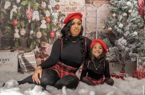 Christmas Photoshoot Ideas Mom And Daughter Black, Mom And Daughter Christmas Photoshoot Black, Christmas Pictures Mommy Daughter, Mommy And Daughter Christmas Photo Shoot, Mommy And Me Christmas Photo Shoot, Christmas Photoshoot Outfits, Christmas Outfits Family, Christmas Pictures Family, Christmas Family Pictures