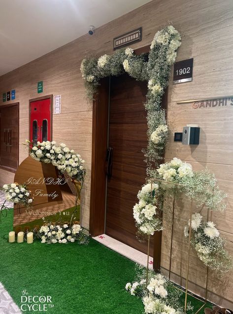 House Entrance Flower Decoration, Decoration For House Warming Indian, House Warming Decoration Ideas In Usa, House Warming Decorations Indian, White Flower Decor, House Warming Decoration, Indian Floral Decor, Entrance Door Decor, Maine Decor