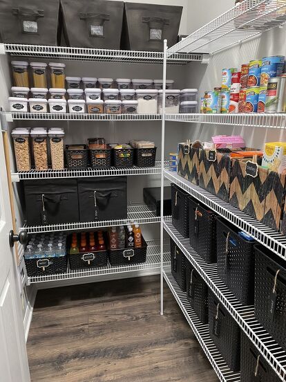 Do you store your food so you can easily find what you need? Can you make a grocery list with just a glance at your shelves?? If not, I can help! I have so many clever ways to help you organize your pantry!For more organization ideas from An Organized Season, click HERE! Don’t have a pantry?No worries, you can modify my tips if you store food on the shelves in your cabinets. We’ll start with an easy strategy to organize whatever space you have. Then, I’ll show you clever and inex… Make Your Own Labels, Organize Your Pantry, Pantry Organizer, Pantry Organization Ideas, Wire Shelf, Organization Ideas For The Home, A Place For Everything, Genius Ideas, Office Garage