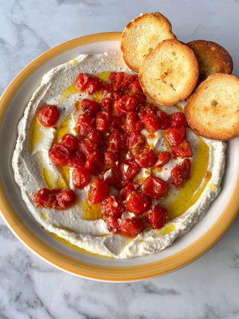 Whipped Lemon Ricotta with Garlic Roasted Tomatoes - Kenna's Cooks Roasted Garlic Whipped Ricotta, Whipped Lemon Ricotta, Ricotta Dip, Ricotta Pizza, Hors Doeuvres, Whipped Ricotta, Homemade Carrot Cake, Asian Cucumber Salad, Creamy Crab