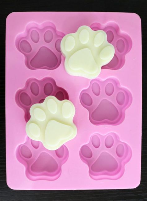 DIY Dog Paw Balm - The Perfect Pet Gift for Pet Owners Diy Dog Paw Balm, Dog Paw Balm, Dogs Diy Projects, Solid Lotion Bars, Paw Balm, Dog Tips, Diy Beauty Recipes, Diy Holz, Paw Pads