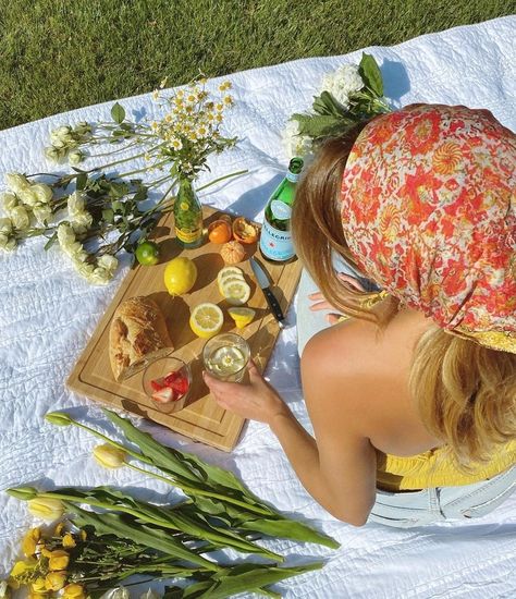 70s Picnic Aesthetic, Pic Nic Photoshoot Aesthetic, Summer Picnic Photography, Picnic Product Photoshoot, Retro Picnic Photoshoot, Vintage Picnic Photoshoot, Picnic Styled Shoot, Film Picnic Photoshoot, Picnic Fruit