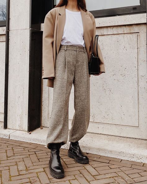 The "Risky" Shoe Trend Taking the Place of Basic Booties Trousers Women Outfit, Fest Outfits, Casual Styles, Wool Trousers, Moda Vintage, Mode Inspo, 가을 패션, Looks Style, Mode Inspiration