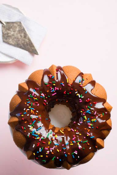 Recipe: One-Bowl Vanilla Bundt Cake with Chocolate Glaze | Kitchn Vanilla Bundt Cake, Drizzle Recipe, Everyday Cakes, Donut Cake, Chocolate Glazed Donuts, Giant Chocolate, Glazed Donut, Sugar Cookie Frosting, Chocolate Icing